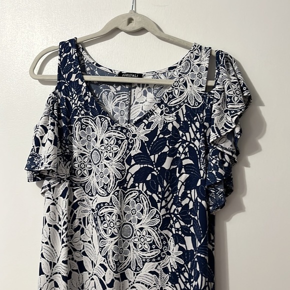 Rob & Ali cold shoulder dress.  Raised detailing. - Picture 2 of 10